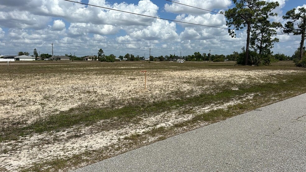 537 NW 15th Terrace Ter, Cape Coral, FL for sale - Building Photo - Image 2 of 6