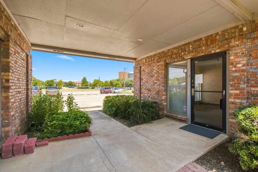 901 Medical Centre Dr, Arlington, TX for sale - Building Photo - Image 2 of 11