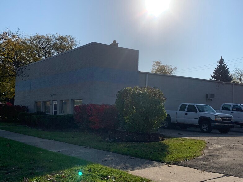 3720 E Ten Mile Rd, Warren, MI à louer - Photo du bâtiment - Image 3 de 6