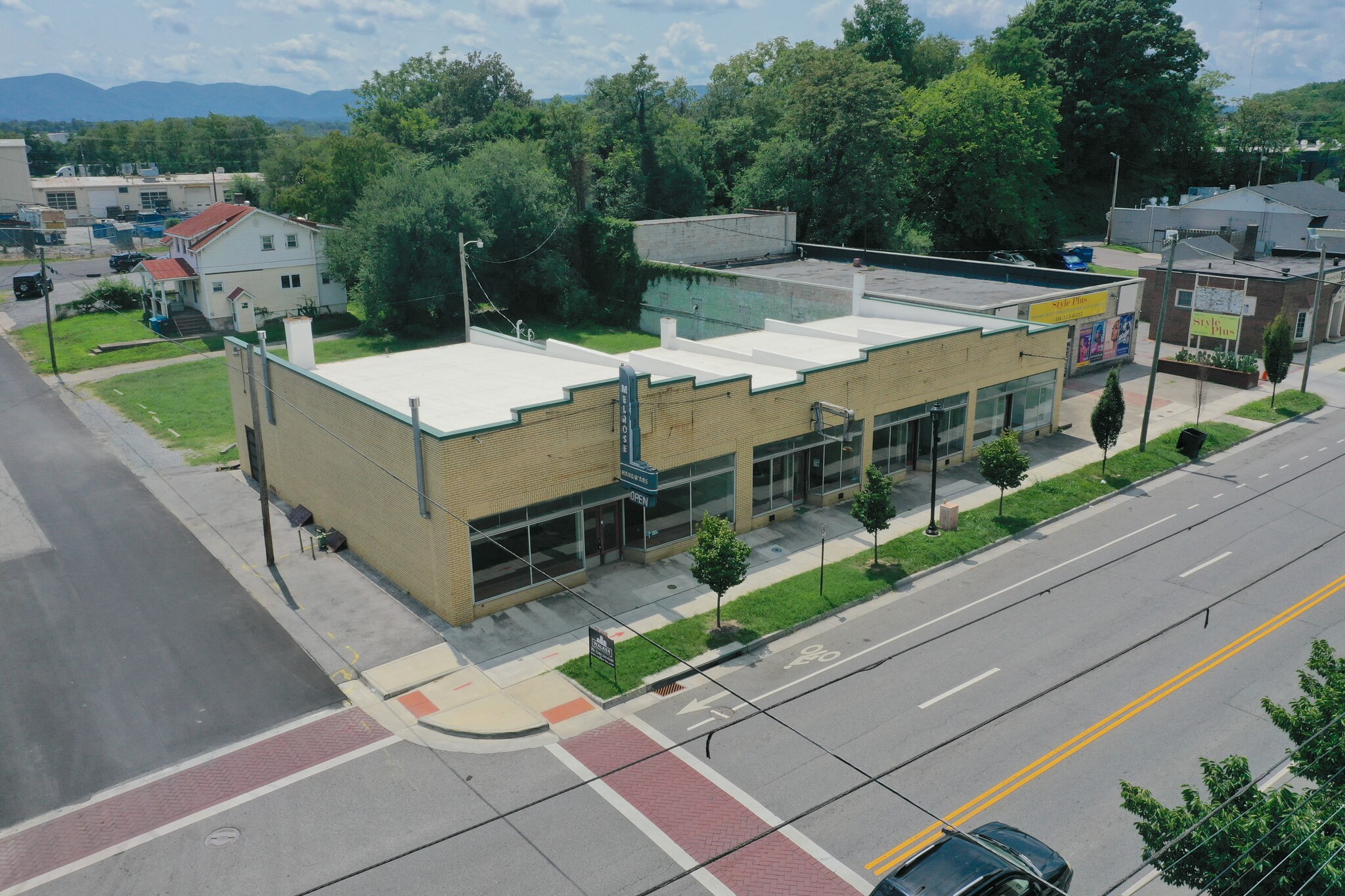 2302 Melrose Ave NW, Roanoke, VA for lease Primary Photo- Image 1 of 50
