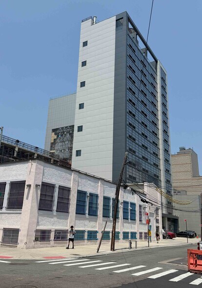 38-70 12th St, Long Island City, NY à vendre - Photo du bâtiment - Image 2 de 2