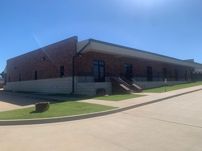 1121 S Douglas Blvd, Oklahoma City, OK for sale - Building Photo - Image 3 of 10