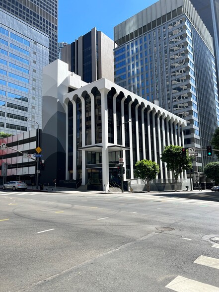 835 Wilshire Blvd, Los Angeles, CA for lease - Building Photo - Image 1 of 2