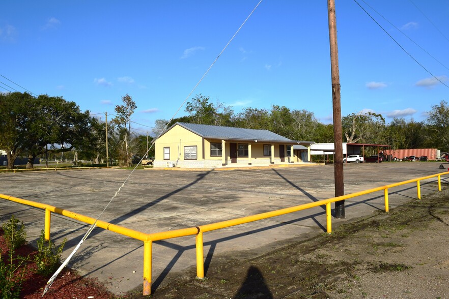 1716 N Gordon St, Alvin, TX for lease - Building Photo - Image 1 of 27