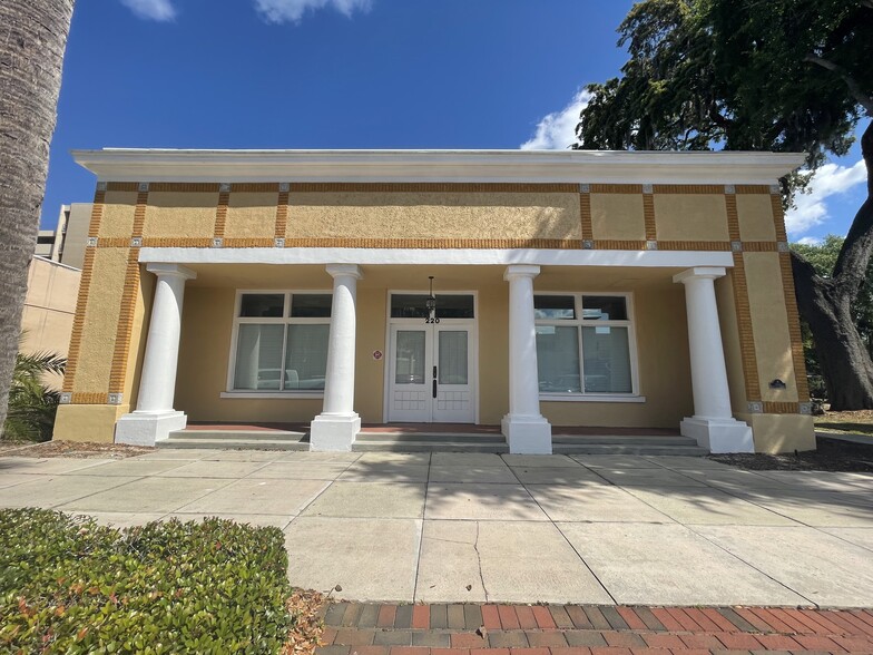 220 W Main St, Tavares, FL for sale - Building Photo - Image 1 of 1