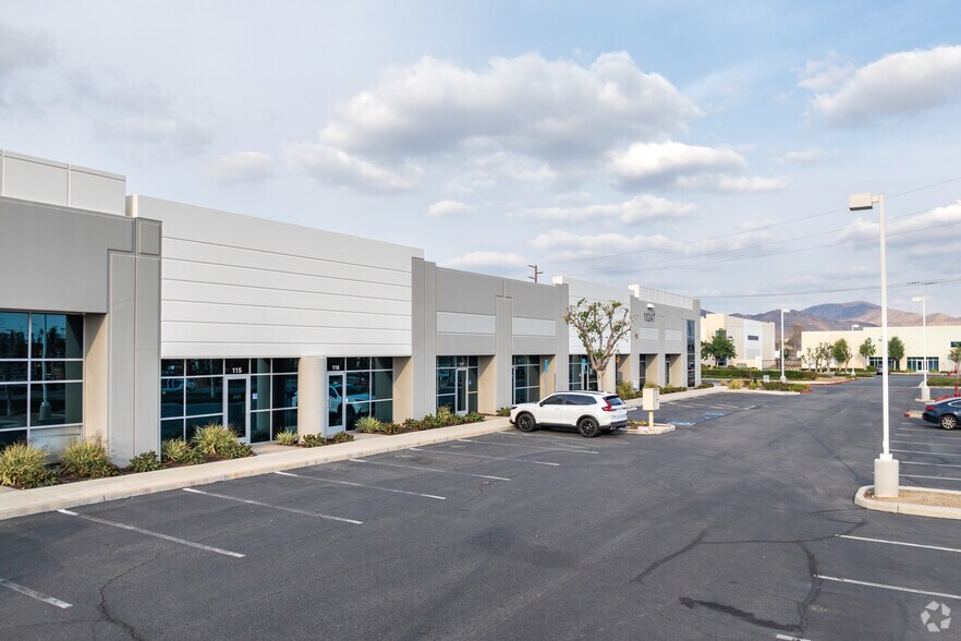 10247 Bellegrave Ave, Jurupa Valley, CA à vendre - Photo du bâtiment - Image 2 de 5