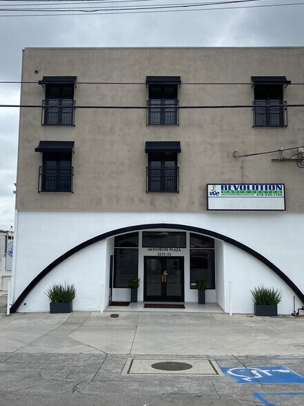 2233 Honolulu Ave, Montrose, CA à louer - Photo du bâtiment - Image 2 de 6