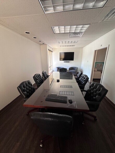 111 W Olmos Dr, San Antonio, TX à louer - Photo du bâtiment - Image 2 de 4