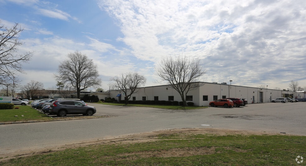 325 Duffy Ave, Hicksville, NY for lease - Building Photo - Image 3 of 3