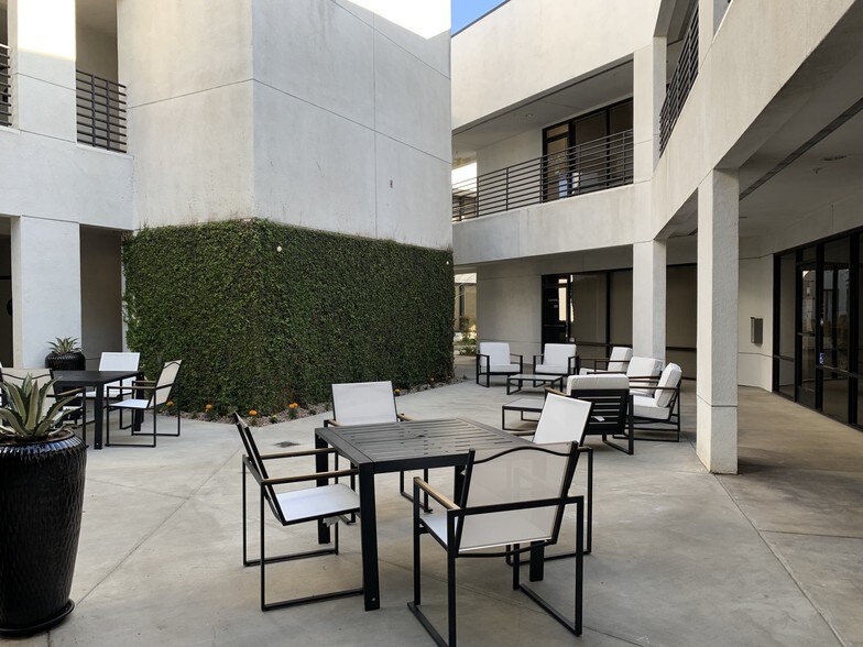 1730 W Cameron Ave, West Covina, CA à louer - Photo du bâtiment - Image 2 de 15