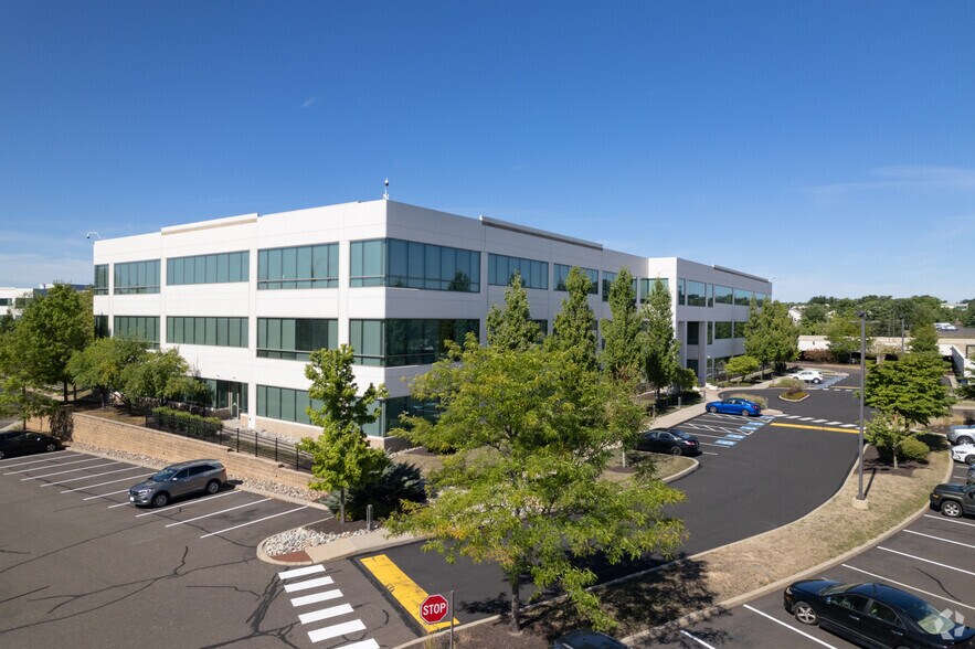 7 Walnut Grove Dr, Horsham Township, PA à louer - Photo du bâtiment - Image 2 de 4