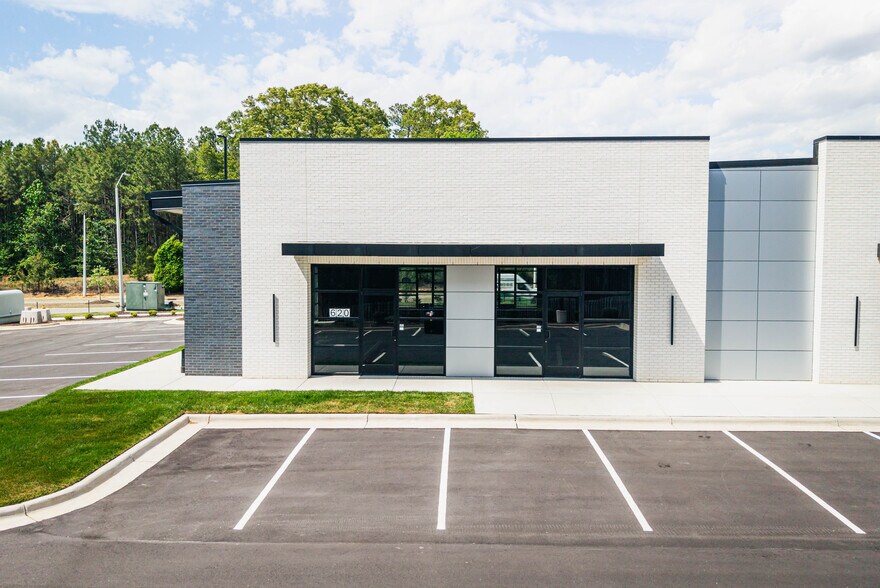 600 Timber Dr E, Garner, NC à louer - Photo du bâtiment - Image 2 de 8