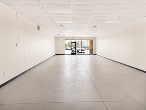 3145 E Chandler Blvd, Phoenix, AZ à louer Photo intérieure- Image 1 de 2