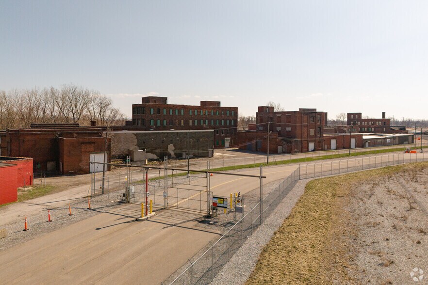 703 Elk St, Buffalo, NY à vendre - Photo principale - Image 3 de 23