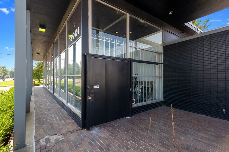 18901 Kelly Rd, Detroit, MI for sale - Building Photo - Image 3 of 19