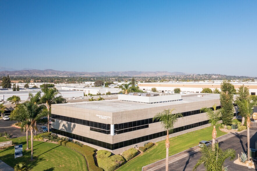 1240 N Lakeview Ave, Anaheim, CA à louer - Photo du bâtiment - Image 3 de 7