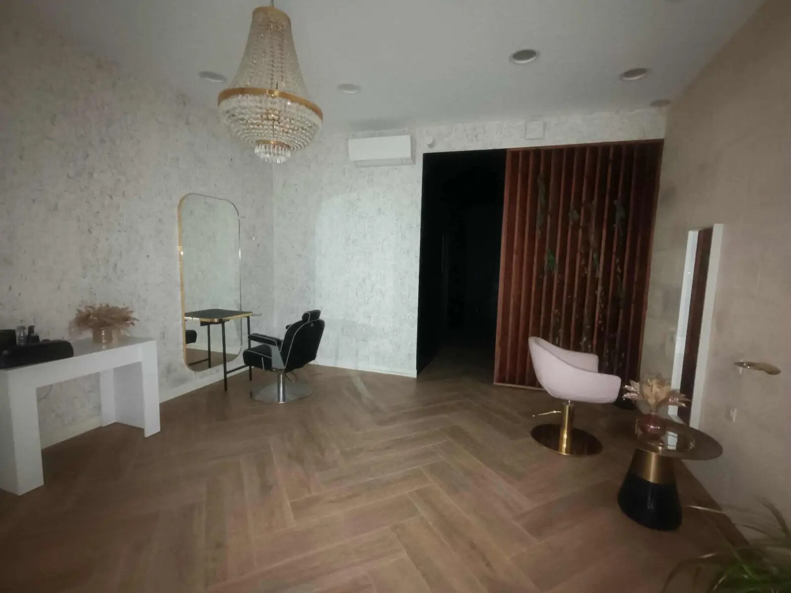 Retail in Bordeaux for lease Interior Photo- Image 1 of 3