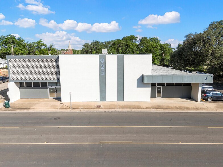 925 Columbus Ave, Waco, TX for lease - Building Photo - Image 1 of 6