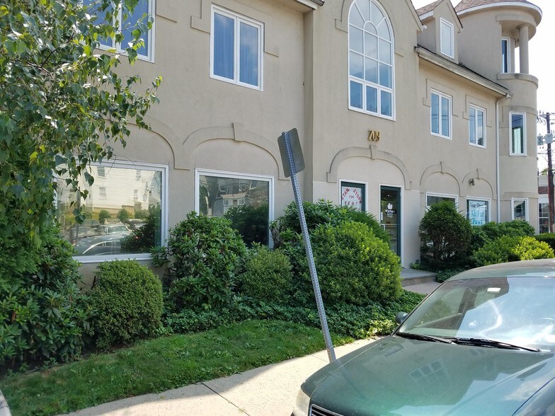 209 Bruce Park Ave, Greenwich, CT à louer - Photo du bâtiment - Image 3 de 3