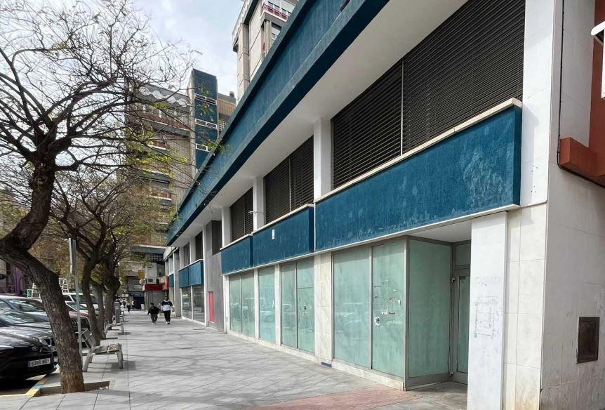 Commerce de détail dans Elche, Alicante à louer - Photo du bâtiment - Image 1 de 4