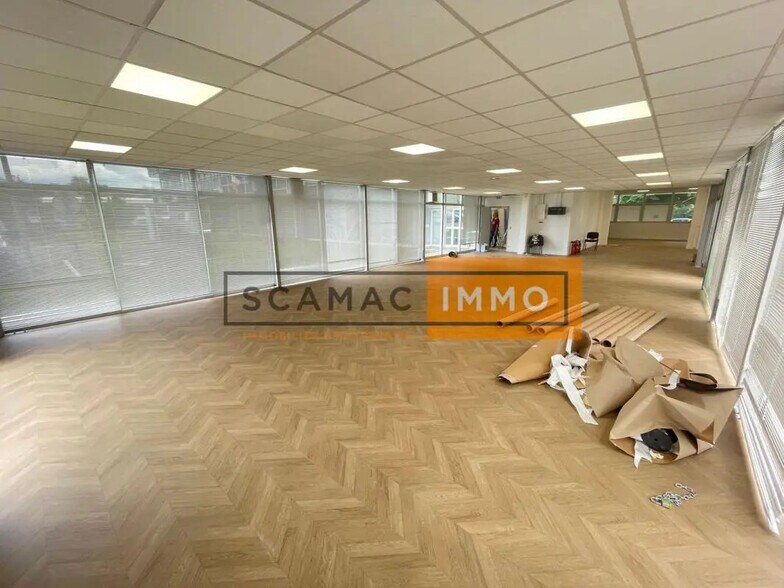 Office in Osny for lease - Interior Photo - Image 2 of 5