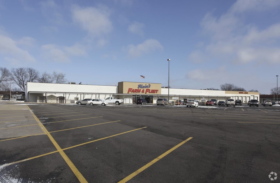 1600 Lincoln Way, Clinton, IA for sale - Primary Photo - Image 1 of 3