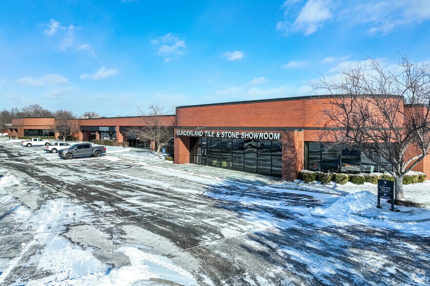 Lenexa Place portefeuille de 2 propriétés à vendre sur LoopNet.ca - Photo principale - Image 1 de 2