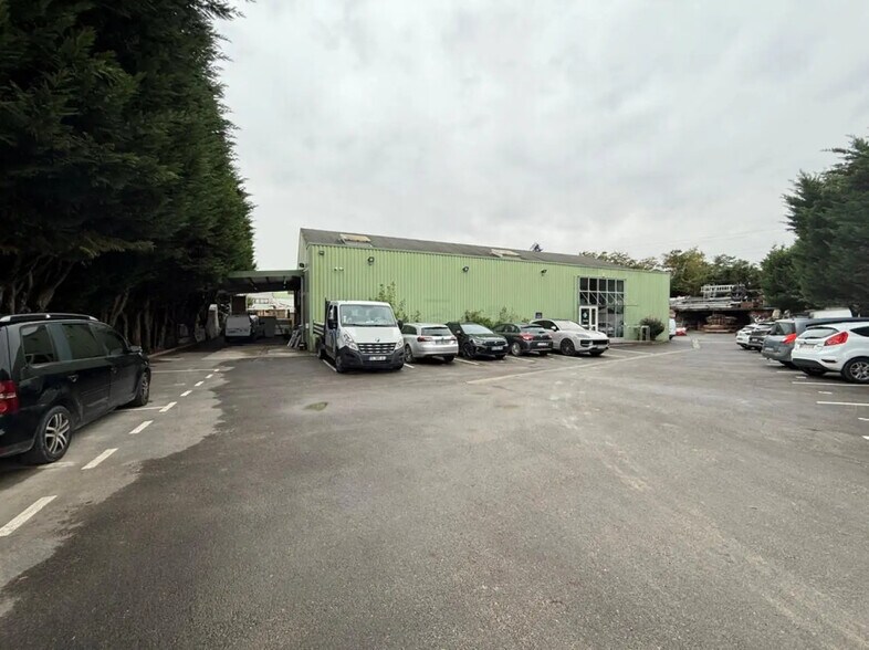 Local d'activités dans Saint-Michel-sur-Orge à vendre - Photo du bâtiment - Image 3 de 9