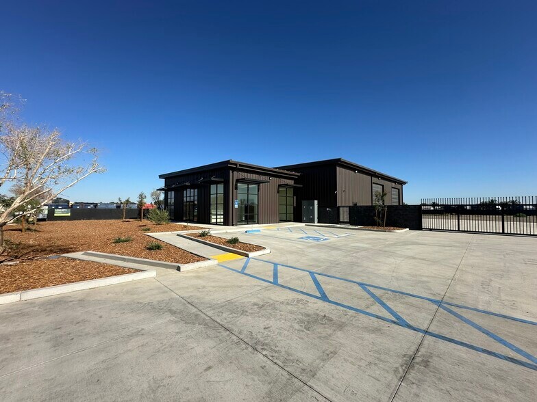 31234 DenBeste Court, Shafter, CA à louer - Photo du bâtiment - Image 2 de 9