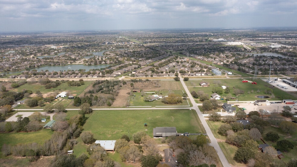 10711 Hidden Lake Ln, Richmond, TX for sale - Building Photo - Image 3 of 31