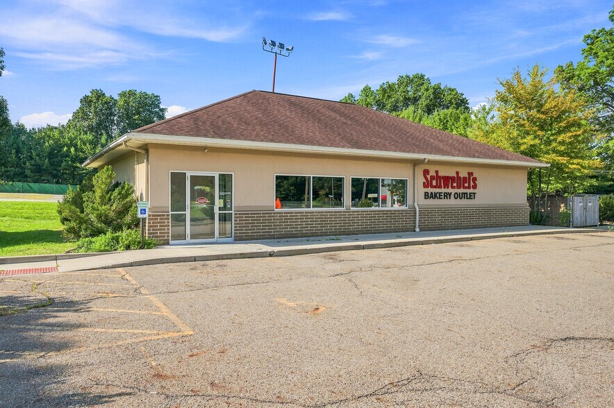 406 Reed Ave, Cuyahoga Falls, OH à vendre - Photo du bâtiment - Image 3 de 16