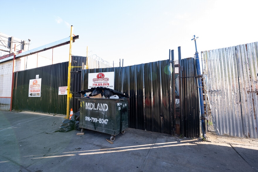 12 Commercial Properties portfolio of 12 properties for sale on LoopNet.ca - Building Photo - Image 2 of 8