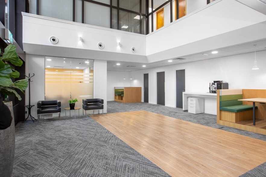 3 The Drive, Great Warley for lease - Interior Photo - Image 3 of 10