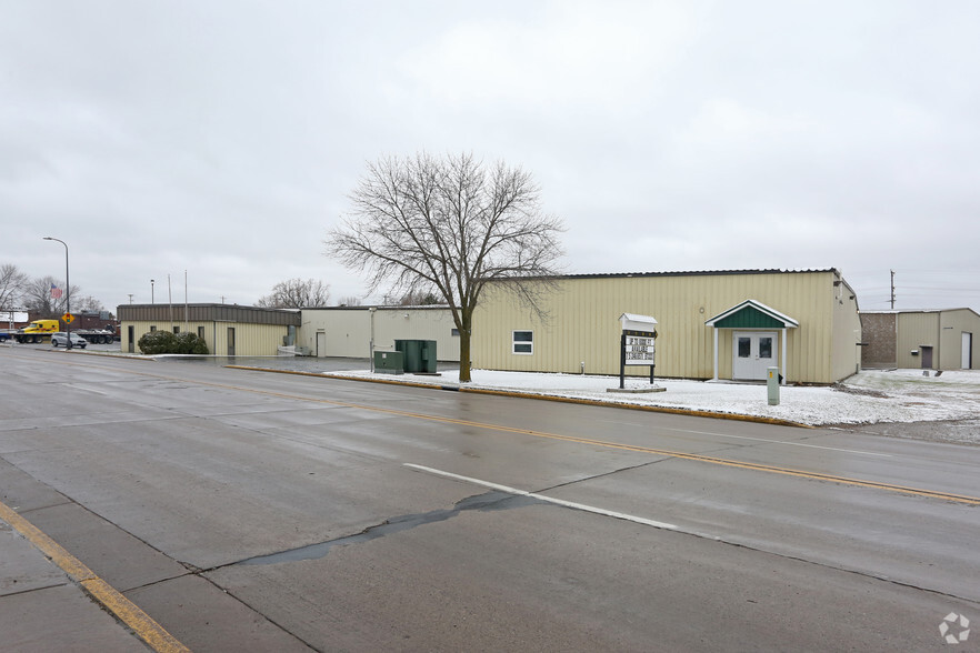 901-905 N Knowles, New Richmond, WI for lease - Primary Photo - Image 1 of 5