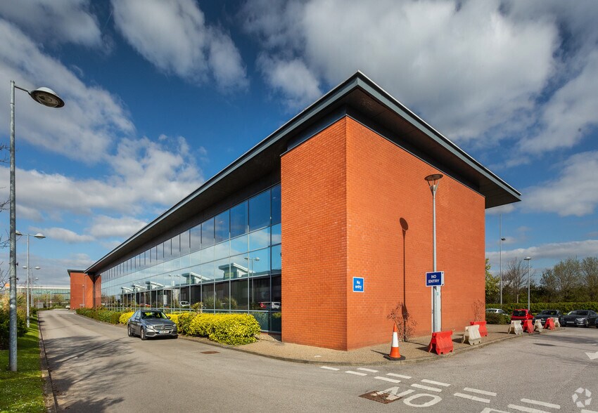 4 Windward Dr, Liverpool à vendre - Photo du bâtiment - Image 2 de 5