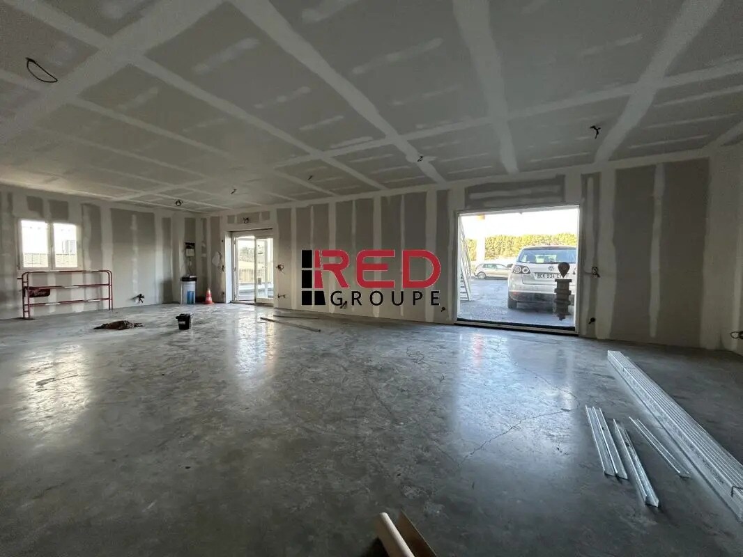 Retail in Venelles for lease Building Photo- Image 1 of 5