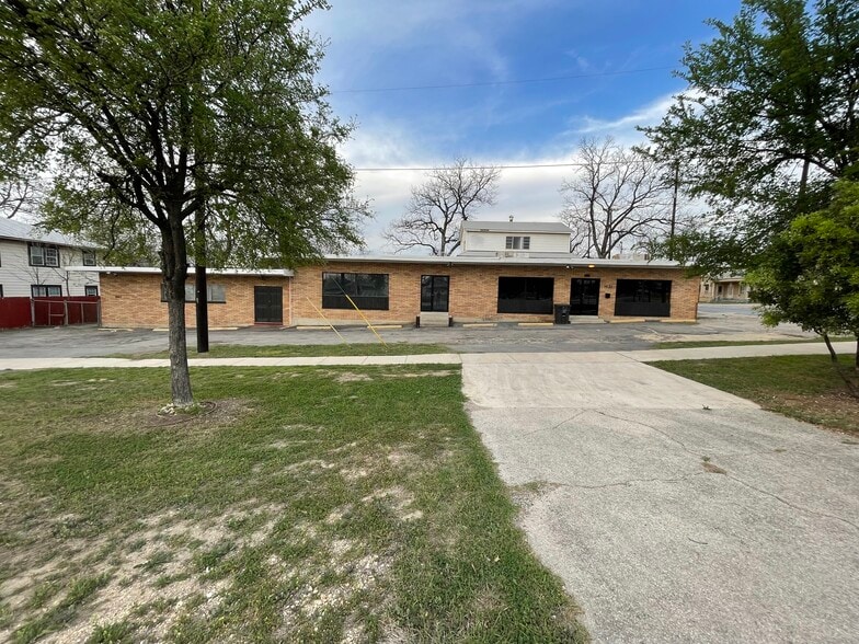 1631 N Interstate 35, San Antonio, TX à louer - Photo du bâtiment - Image 3 de 4