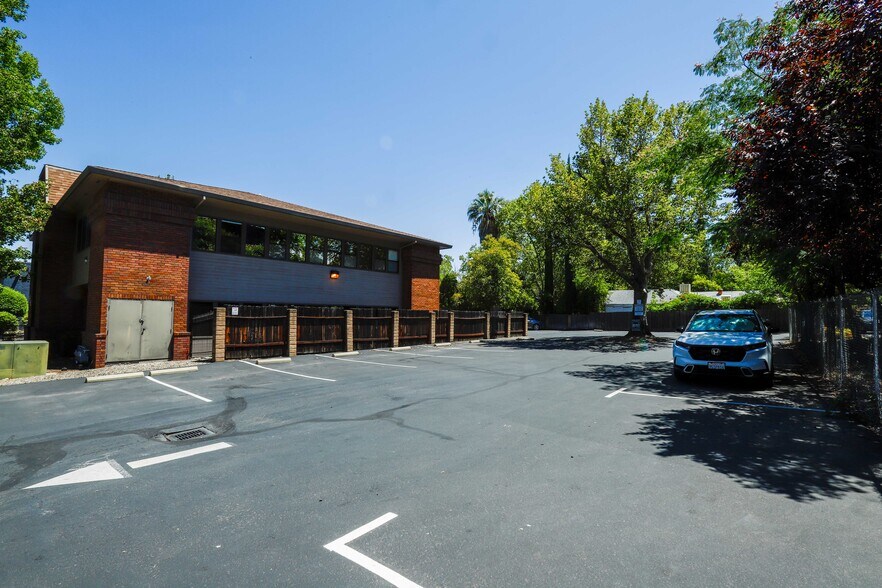 1945 Shasta St, Redding, CA à louer - Photo du bâtiment - Image 2 de 13