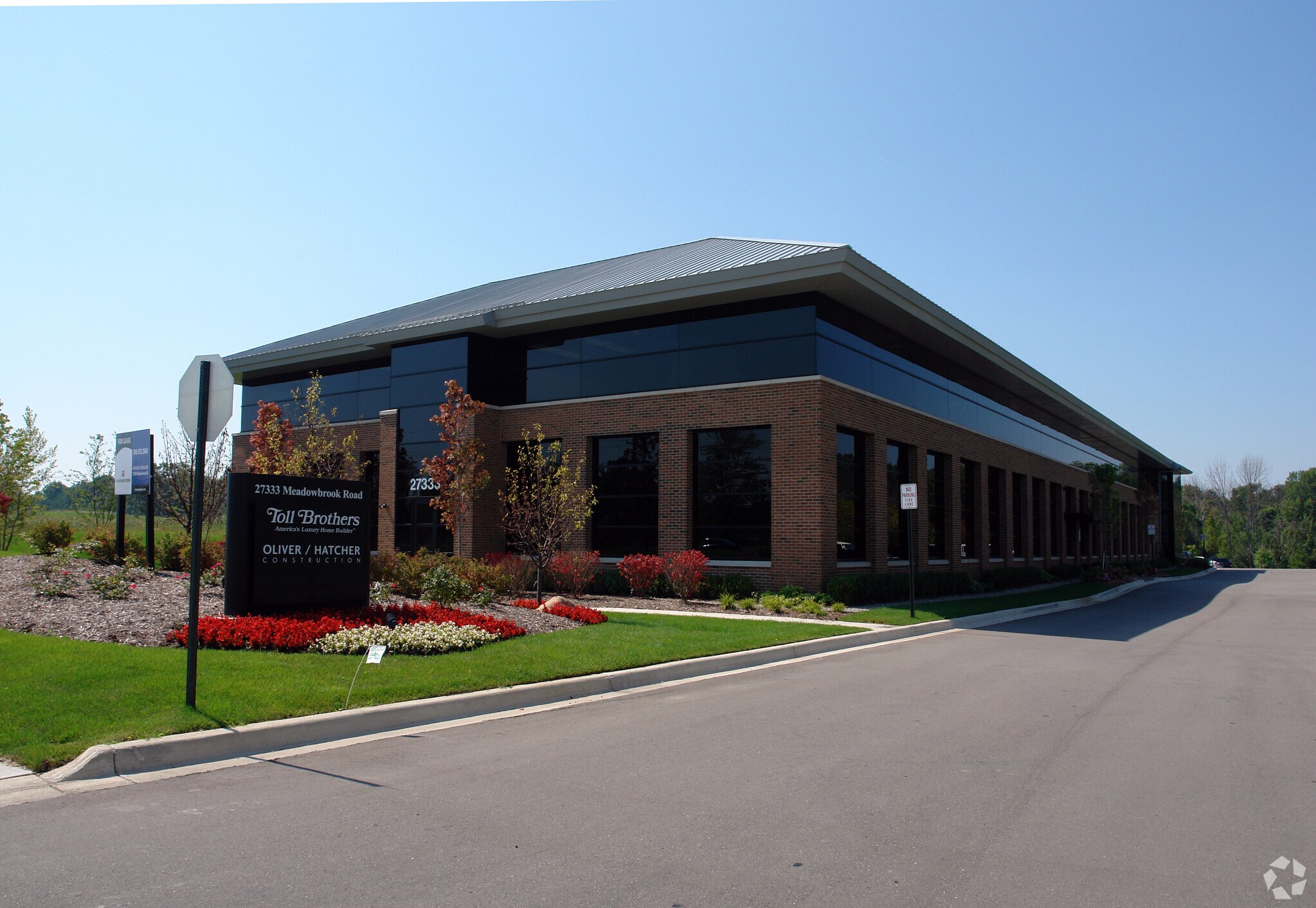 27333 Meadowbrook Rd, Novi, MI à louer Photo du bâtiment- Image 1 de 6