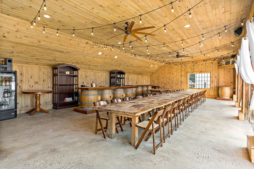 115 Cow Hill Rd, Clinton, CT for sale - Interior Photo - Image 2 of 40