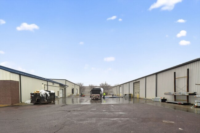 Plus de détails pour 2605 & 2609 S Carolyn Ave, Sioux Falls, SD - Industriel à louer