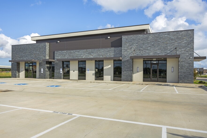 430 E Nasa Pky, Webster, TX for sale - Primary Photo - Image 1 of 15