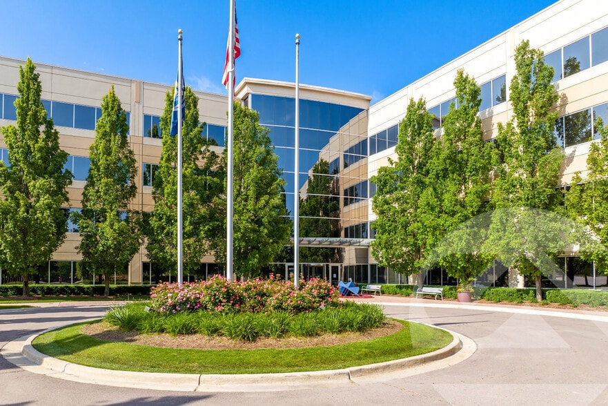 1075 W Entrance Dr, Auburn Hills, MI for lease - Building Photo - Image 2 of 4