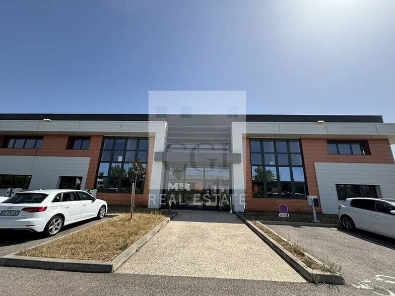 Flex dans Jonage à louer - Photo du bâtiment - Image 2 de 12
