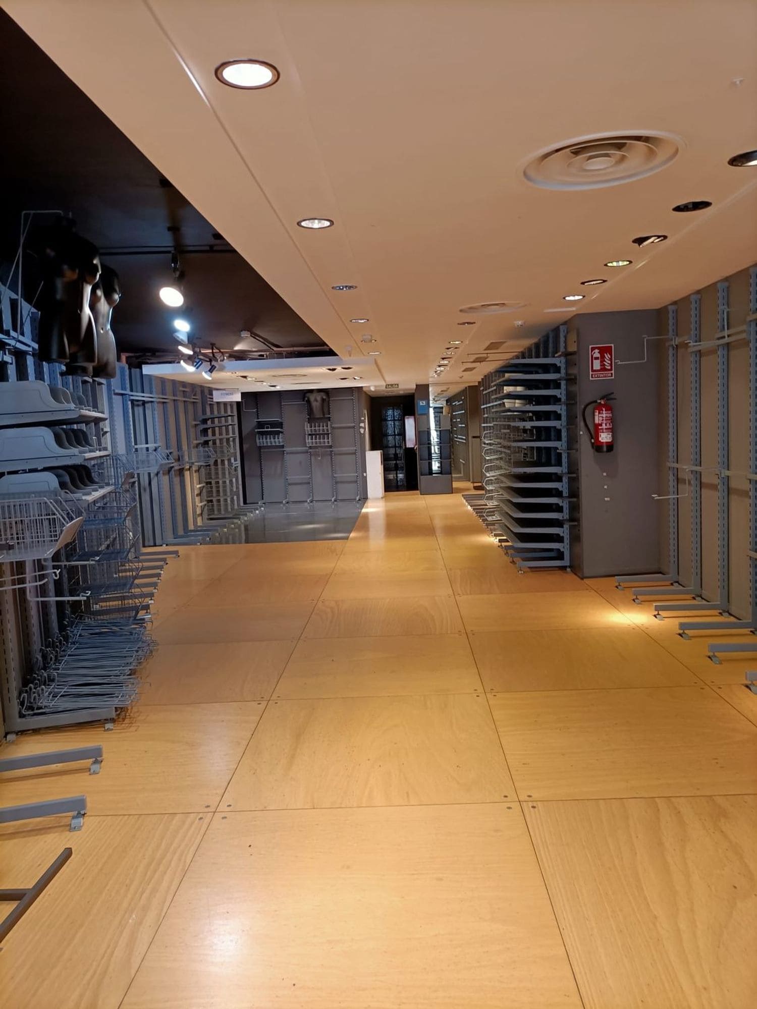 Retail in Cáceres, Cáceres for lease Interior Photo- Image 1 of 2