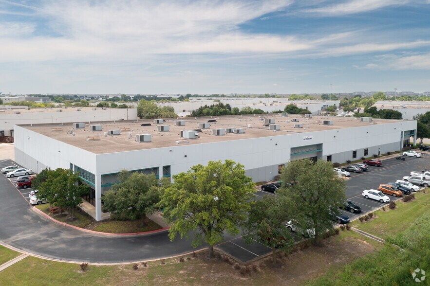 400 Parker Dr, Austin, TX for lease - Building Photo - Image 2 of 6