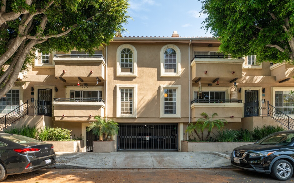 1001 N Croft Ave, Los Angeles, CA à vendre - Photo du bâtiment - Image 2 de 15
