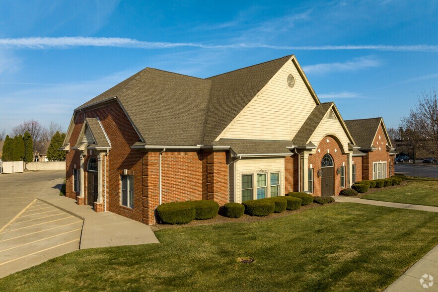 35807 Moravian Rd, Clinton Township, MI à louer - Photo du bâtiment - Image 2 de 9