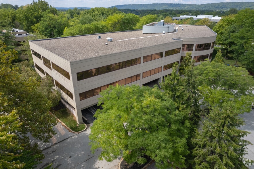 1000 Westlakes Dr, Berwyn, PA for lease - Building Photo - Image 2 of 26