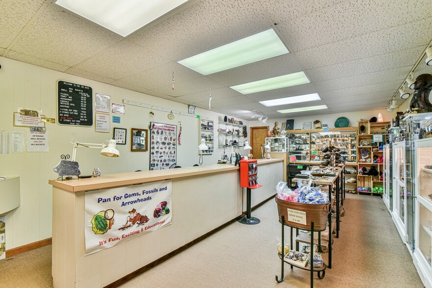 14622 North Carolina 226, Spruce Pine, NC for sale - Interior Photo - Image 3 of 38
